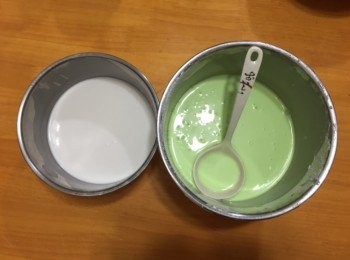 step2: 將粉漿分成2份，1份400g，另一份600g，將斑蘭香油加入600g那份粉漿。