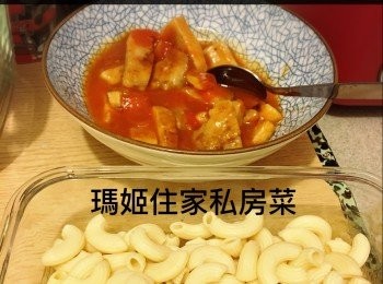 step1: ～煲一煲滾水👉🏻落少許鹽👉🏻將通心粉煲軟👉🏻倒在筲箕內用水喉水沖一沖👉🏻鯨乾水備用
～蕃茄洗乾淨一開四👉🏻再切半粒備用