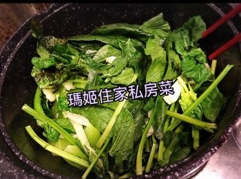 step8: 熱鍋下油👉🏻落萵筍炒👉🏻再落金菇炒軟👉🏻落白菜仔及菠菜炒👉🏻讚半瓶蓋米酒炒