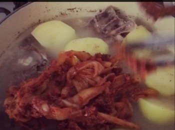 step3: 之後夾起洋蔥同葱，放薯仔煲大約 25分鐘，再落調左味既泡菜，鹽，同紫蘇籽粉再煲 15分鐘，放紫蘇葉，熄火