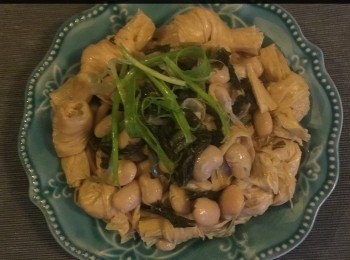 step4: 熱鍋加油，薑和蒜，略爆片刻，加入雪𥚃紅，鮮腐竹及碗豆一起炒，再加一㸃水煮5至8分鐘， 再加入調味料。上桌時加點䓤花便成。



想知道我更多食譜，可去我Facebook 專頁。
https://m.facebook.com/carlineki/