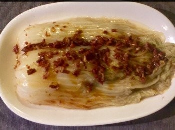 step5: 熱鍋，加入油，火腿茸炒香， 將火腿茸灑於紹菜上。