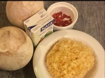 step1: <span class="group_1">食材</span>（可供2人）
2個小椰子（超級市場有售)。
1隻雪耳。
1盒椰奶。
椰子水90g。
1 茶匙杞子。