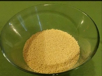 step1: 將小麥粉放入一個大碗𥚃，倒入熱菜湯，然後用錫紙蓋著約 4分鐘或至小麥粉熟為止.