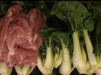 step1: 餃子皮： 高筋麵粉1杯半、水適量攪至黏為止。

餡料：將白菜和豬肉洗淨，刴碎、放少許鹽、胡椒粉、薑汁、醬油、蔴油、少許糖及生粉。