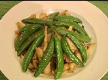 step2: 熱鍋，加入油及薑，待薑爆香後，放入雜菌菇以大火略炒至什菌菇剩下少量的水時，加入蜜糖荳炒至荳身轉碧綠色時，加入適量鹽，糖及生抽，下芡汁再炒勻便可上碟。