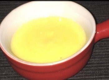 step5: 上桌時將荷蘭醬淋上露笋便成。