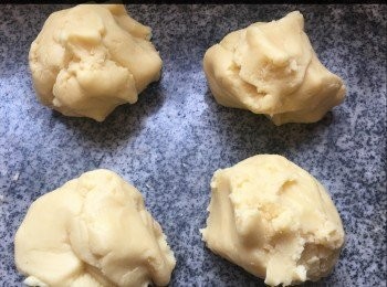 step3: <span class="group_1">水皮</span>分成8份，每份約重22－23克

<span class="group_2">油酥</span>亦分8份，每份約重15－16克