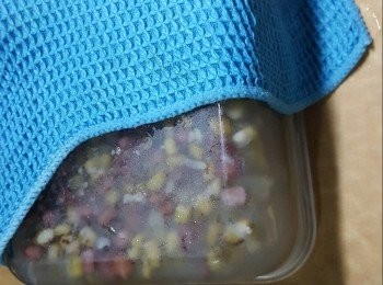 step6: 當果凍凝固後，可以用熱毛巾蓋上盒底部，待果凍輕易甩出，切出一件件即可