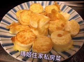 step3: ～預熱煎pan或鑊👉🏻落適量油👉🏻落玉子豆腐半煎👉🏻煎到兩面金黃👉🏻盛起
～在食之前灑上椒鹽粉～完成