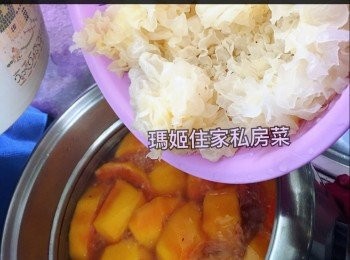 step3: ～煲一煲滾水👉🏻水滾中火👉🏻落晒所有材料（除雪耳外）👉🏻再滾調教慢火煲1.5小時👉🏻最後落雪耳煲多30分鐘👉🏻落鹽👉🏻試味