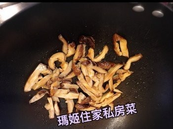 step2: 5⃣️預熱鑊落小油👉🏻落冬菇炒軟