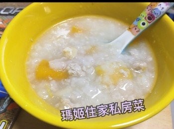 step2: 放入電飯煲👉🏻將干貝及干貝水一齊開電飯煲煮約1小時（我個制叫Congee)
1小時後加入南瓜煲30分鐘到👉🏻再加入豬肉（如果想豬肉碎啲👉🏻臨到入既時候加多少許水搞一搞）之後先倒入粥煲