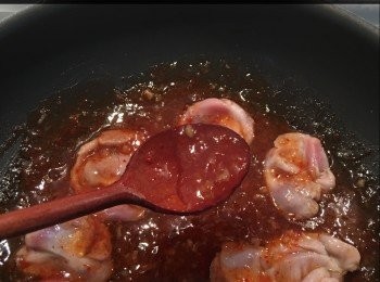 step2: 將所有<span class="group_2">甜辣醬材料</span>落鑊煮5至6分鐘，然後埋芡，一路打圈一路落芡，直至杰身，將雞落鑊同甜辣醬一齊拌混