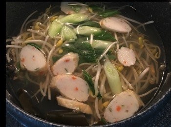 step1: 先放昆布同鯷魚乾整左高湯先，煲滾直至聞到昆布味，放大荳芽菜同魚蛋，差不多滾好就放鹽同胡椒粉，最尾放葱