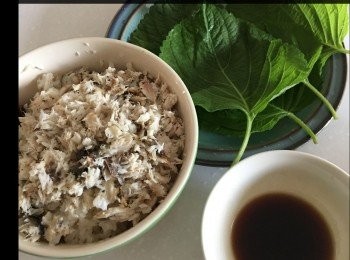 step1: 將鯖魚整熟然後小心抽走骨絲，同飯一齊攪混，然後搓做三角飯團，一定要壓得好實，如果唔係之後好易散開