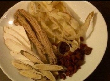 step2: <span class="group_2">中藥</span>：沙參、玉竹、淮山、杞子、黨參和紅棗(去紅棗核）洗淨， 待用。