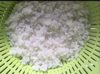 step2: 煮熟飯後，用冷水冲洗冷却。