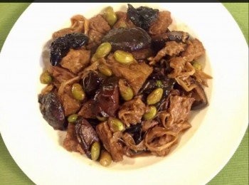 step5: 最後將毛豆，金針和雲茸倒入以炆好了的烤麩和香菇內，把它們混合好之後便成.



想知道我更多食譜，可去我Facebook 專頁。

https://m.facebook.com/carlineki/