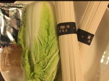 step4: 四川擔擔麵 （豬骨湯味 ，一包 內有2 束擔擔麵，足兩人食用）。

高麗白菜適量洗淨，切碎後放入熱水中，加入上湯煮至高麗白菜身軟後，作擔擔麵的湯低。