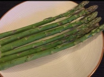 step1: 鮮露笋1束。