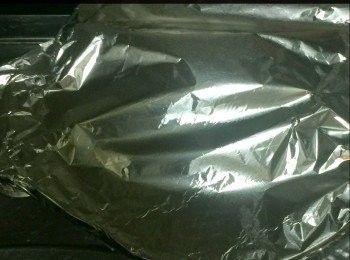 step6: 預備蒸魚，水滾後放入烏頭魚，隔水大火蒸 30分鐘 ( 蒸多久視乎魚的大小）熄火後焗20分鐘。