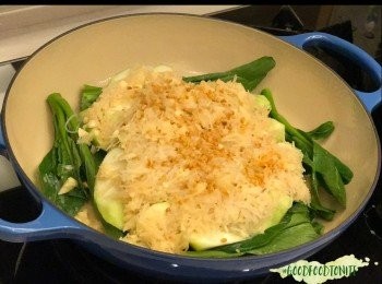 step2: - 加入兩湯匙水喺放咗菜嘅buffet，開中火，冚蓋，直到見到有少煙出
- 加入勝瓜，鋪上已調味嘅蒜蓉粉絲，再加熟蒜
- 冚蓋，繼續用用中火煮3分鐘，熄火，再焗2分鐘，攪掂