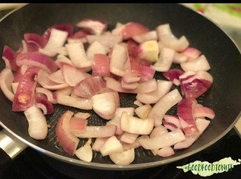 step3: - 洋蔥變微黃之後落牛仔骨，先用大火，後用中火，直到冇血水出，攪掂