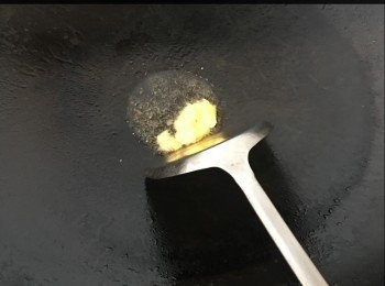 step4: 燒紅鑊，下油少許爆香薑片。