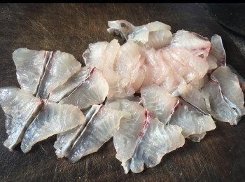 step1: 鯇魚肉一條洗淨抹乾，切成雙飛薄片。