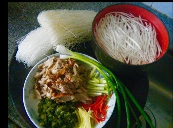 step1: 材料：
燒鴨起骨，切成絲。

燒鴨骨加入2·1/2碗水，慢火煮約15分鐘成鴨骨湯，格渣，湯留用。

雪菜1小棵，用清水浸泡片刻，洗淨，揸乾水份，切粒加入少許糖拌勻。

薑絲，紅椒絲，韭黃度，蔥度，銀芽各適量。

米粉1小排，粉絲1小扎同用清水浸軟，拌勻瀝乾水份備用。