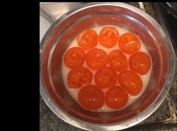 step7: 鹹蛋去蛋白，蛋黃洗淨，用燒酒浸過鹹蛋黃面，約10分鐘，見燒酒變白色，倒掉白酒，蛋黃用水洗淨，瀝乾，用廚剪剪成對半

註：
為何要用燒酒浸過蛋黃，除去腥味，因蛋黃是有一薄膜包住蛋黃，用燒酒浸才可溶解蛋膜上蛋白的，焗熟後不會有一層白色薄蛋白包住蛋黃