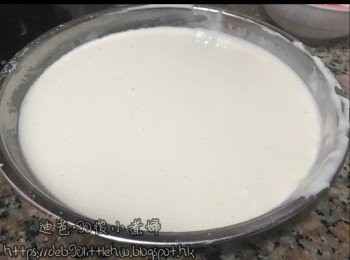 step3: 倒入碟中前，把碟靜上少量油，再倒入碟中，用保鮮紙包好，準備另一個細碟,放入30克糯米粉用保鮮紙包好。(30克糯米粉蒸好後成為熟糯米粉備用)