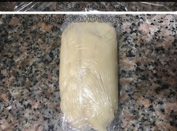 step5: 把糯米糍糕順時針拌勻5分鐘，倒入保鮮紙呈長條狀，攤凍室溫半小時。