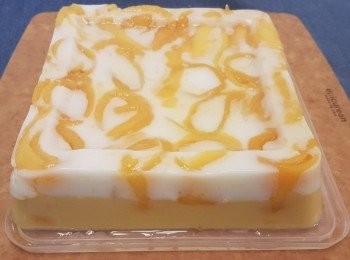 step1: 準備芒果 (用自己方法) : 
把芒果起肉, 大片的放入耐熱的容器內, 造形。細/碎芒果打蓉(我用攪拌機)。比例約1:1