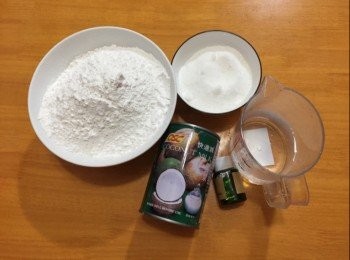 step1: 木薯粉、粘米粉過篩，加糖、椰汁、水拌勻