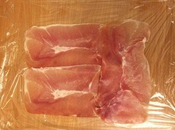 step6: 放入牛柳，拿起保鮮紙向上捲，捲的時候要用點力去按壓實牛柳，之後放入雪櫃１５分鐘。