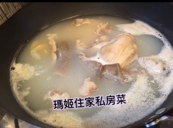 step4: 汆燙約10-15分鐘去血水