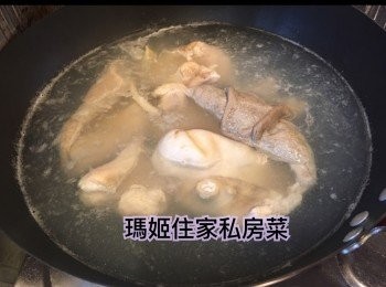 step3: ～煲一煲滾水👉🏻凍水落薑片👉🏻煲滾落豬肚及一瓶蓋米酒