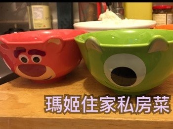 step2: 熱鑊下油👉🏻落雞蛋炒均勻👉🏻盛起備用
～用返原鑊（不用下油）落豆角粒炒👉🏻落米酒炒👉🏻見豆角粒差不多軟熟👉🏻落叉燒粒一齊再炒熱👉🏻盛起備用
～用返原鑊落少許油👉🏻落冷飯炒軟👉🏻見開始變粒粒👉🏻落鹽調味👉🏻試味👉🏻再到晒雞蛋豆角叉燒粒一齊再炒均勻