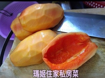 step2: 木瓜切半去核👉🏻去皮👉🏻沖洗👉🏻切件👉🏻備用
