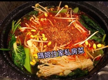 step10: 加入水煮魚內的湯包👉🏻再滾👉🏻落大豆芽煮軟