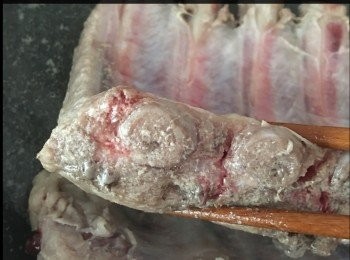 step1: 首先味霖加入水中煲滾，將排骨去血水，攞起

圖上面既血水要煮到無哂先攞起