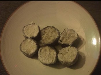 step2: 將茄用廚房紙巾吸汲去水份，放入蒸籠內蒸5分鐘，取出再以廚房紙巾吸去水份，茄子的底、面都醮一些麵粉。