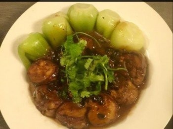 step4: 熱鍋加入油及1片薑爆香後，將小唐菜加入，兒一會後上碟，再加入已煎好的茄子備用。

隨即熱鍋及油，將蒜蓉豆椒爆香，加入調味料及生粉水，煮成醬汁。

上桌時，將醬汁淋上茄子上，再加少許芫茜便成。





想知道我更多食譜，可去我Facebook 專頁。
https://m.facebook.com/carlineki/