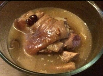 step3: 㷛滾適量水，放入全部才料，待水滾、用中火再滾兩至三個鐘便可。

豬踭湯另上湯碗。
將豬踭肉撈起，然後上碟。




想知道我更多食譜，可去我Facebook 專頁。
https://m.facebook.com/carlineki/