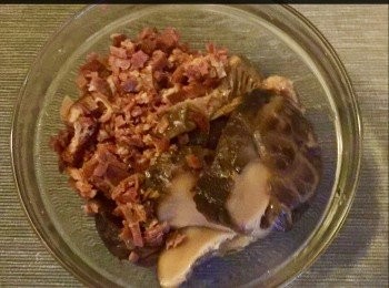 step4: 再將火腿和香菇一起取出。 火腿切茸，香菇切片。