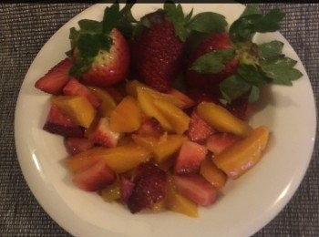 step1: 將士多啤梨洗浄，切開3個並切粒，其餘的備用。
芒果切開並切粒備用。