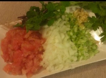 step2: 將洋葱和薑放入鍋內爆香直到深棕色狀. 加番茄醬红，芹菜煮5分鐘，然後再加入所有香料再煮5分鐘，直到只剩下少量的醬汁為止。