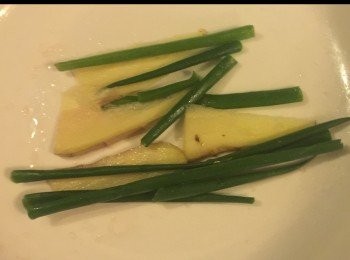 step5: 而魚下面亦都鋪數片薑和葱，防止魚皮蒸熟後黏在盤子上。